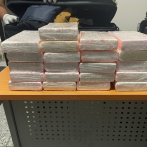 Decomisan 21 paquetes de cocaína y arrestan a tres hombres en el Aeropuerto Las Américas