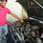 Mecánicos lidian con los daños a motores y la electrónica de autos