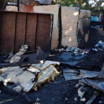 Voraz incendio reduce a cenizas dos casas en Vicente Noble