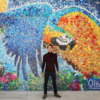 Artista Óscar Olivares usa 80,000 tapas plásticas para crear mural ecológico en Venezuela