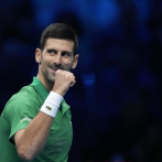 Djokovic debuta en el Masters de Turín con victoria ante Tsitsipas