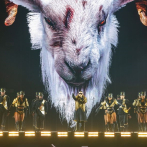 Cabras, un tercer ojo, cruces y otros símbolos que usan los artistas en el escenario