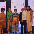 María Castillo recibe reconocimiento en II Foro Caribe Naranja