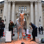 Militantes ecologistas rocían con pintura una escultura de Charles Ray en París