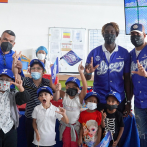Los Tigres del Licey visitan a los niños internos en el oncológico INCART