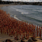 Miles de personas se desnudan por arte en icónica playa de Sídney