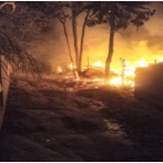 Investigan la causa de un incendio que destruyó cuatro viviendas en Santiago