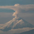 Volcán ecuatoriano Cotopaxi mantiene emanación de vapor y gases