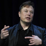 Tesla entrega su primer camión eléctrico con Elon Musk al volante