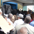 Ciudadanos fuerzan para acceder a actividad del presidente Luis Abinader, donde entregarán bonos navideños