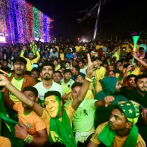 Miles se congregan en Bangladés para celebrar triunfo de Brasil