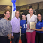 Niverka Marte es reconocida en club Naco en inauguración de torneo infantil