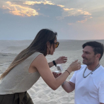 Julián Gil se compromete con Valeria Marín durante su viaje a Catar