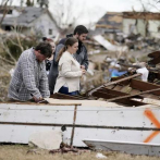 Kentucky recuerda a las víctimas del tornado mientras continúa la reconstrucción