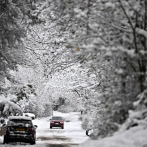 La nieve provoca caos de transportes en el Reino Unido, tres niños mueren al caer a lago helado