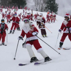 300 Santa Clauses esquían por una montaña en Estados Unidos