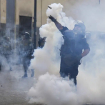 Heridos 15 policías peruanos en un ataque de manifestantes con explosivos