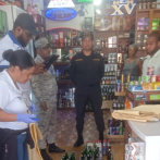 Decomisan alcohol y cigarrillos durante operativos en comercios en Santiago, Puerto Plata y San Francisco de Macorís