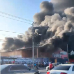 Se registra incendio en agencia de vehículos en Santiago