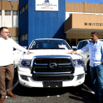 EEUU dona ocho camionetas para lucha contra peste porcina africana en el país