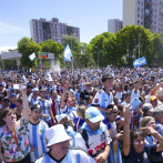 Hinchas argentinos quieren ver a Messi; se trasladan frente al club donde vive en Rosario