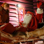 Santa Claus ya está repartiendo regalos con la ayuda de sus renos