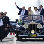 Lula asume presidencia de Brasil; promete reconstrucción