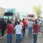 Camioneros paralizan tránsito en protesta a la nueva medida del Intrant