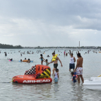 Altos precios en playa de Boca Chica irritan a vacacionistas