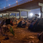 Unos 2.000 migrantes improvisan campamento en frontera sur de México