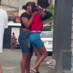 Mujer golpea a una adolescente contra la pared y es perseguida por las autoridades