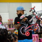 Eladio Carrión entrega juguetes a niños de Santiago, San Pedro y Guerra en el Día de los Santos Reyes
