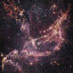 Webb revela formación estelar en las franjas de polvo de un cúmulo