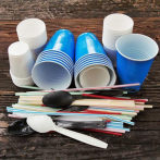 El Reino Unido prohibirá los platos y cubiertos de plástico de un solo uso