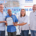 Presidente Abinader asiste al acto de entrega de títulos de propiedad a parceleros de Vallejuelo