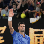 Carteles, banderas y cánticos para Djokovic al debutar con triunfo