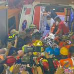 Rescatan una de las dos mujeres atrapadas bajo los escombros en tienda de muebles en La Vega