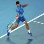 Djokovic avanza tocado, Murray es eliminado en Australia