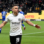 Eintracht golea al hundido Schalke y se coloca segundo en la Bundesliga