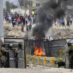Manifestantes peruanos queman un segundo puesto fronterizo con Bolivia