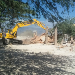 Comerciantes denuncian demolición de negocios para construir verja perimetral con Haití