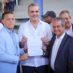 Presidente Abinader entrega fondos para alumbrado del estadio Cóndor