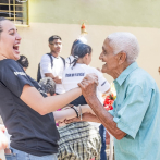 Un abrazo a los ancianos y alegría para los niños: la misión de amor de un grupo de jóvenes con propósito