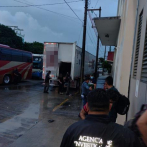 México halla a 57 migrantes adolescentes hacinados en camión