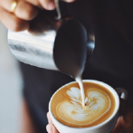 Un café con leche podría tener efectos antiinflamatorios, según estudio