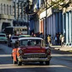 Cuba pide a conductores de autos estatales llevar pasajeros ante crisis de transporte
