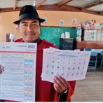 El líder indigenista Leonidas Iza pide transparencia en el conteo de votos en el referéndum de Ecuador