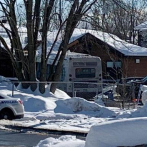 Dos niños mueren al estrellarse autobús contra guardería en Canadá