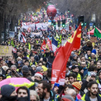 Casi un millón de franceses marchan en cuarto día de protestas por pensiones