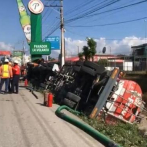 Accidente de camión tanquero ocasiona derrame de combustible en Autopista Duarte